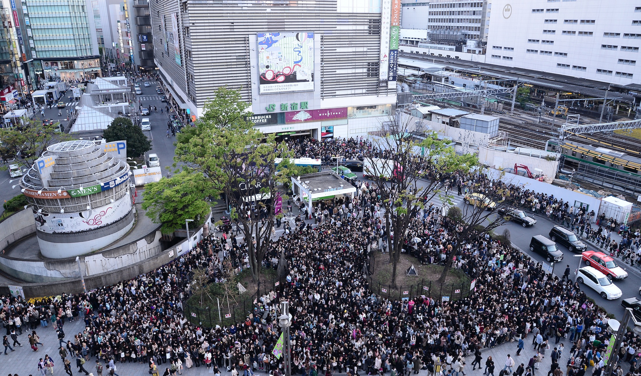 Pierrot 新宿アルタ前での復活発表に7 000人が驚愕と歓喜 Rockの総合情報サイトvif